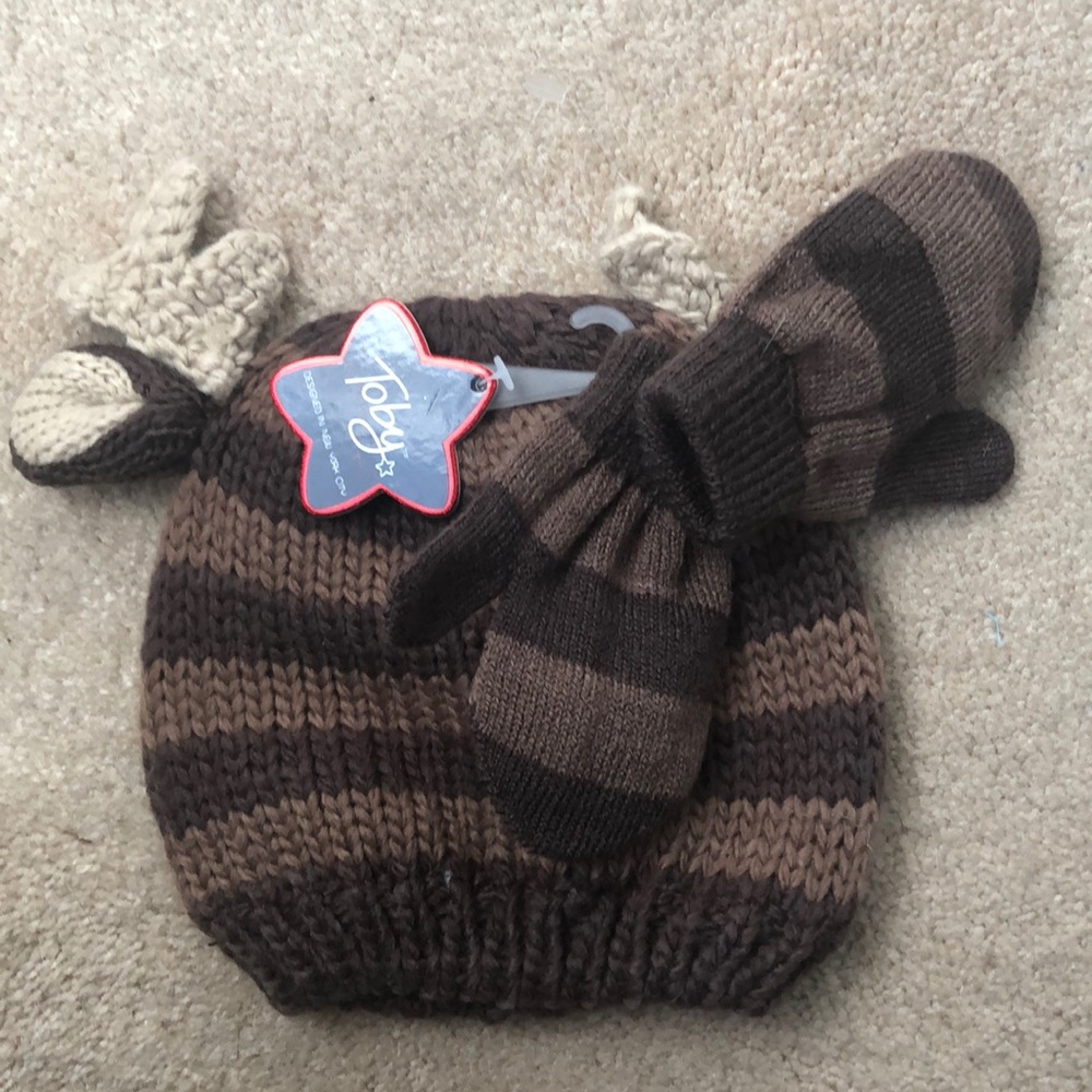NWT Reindeer hat and mittens